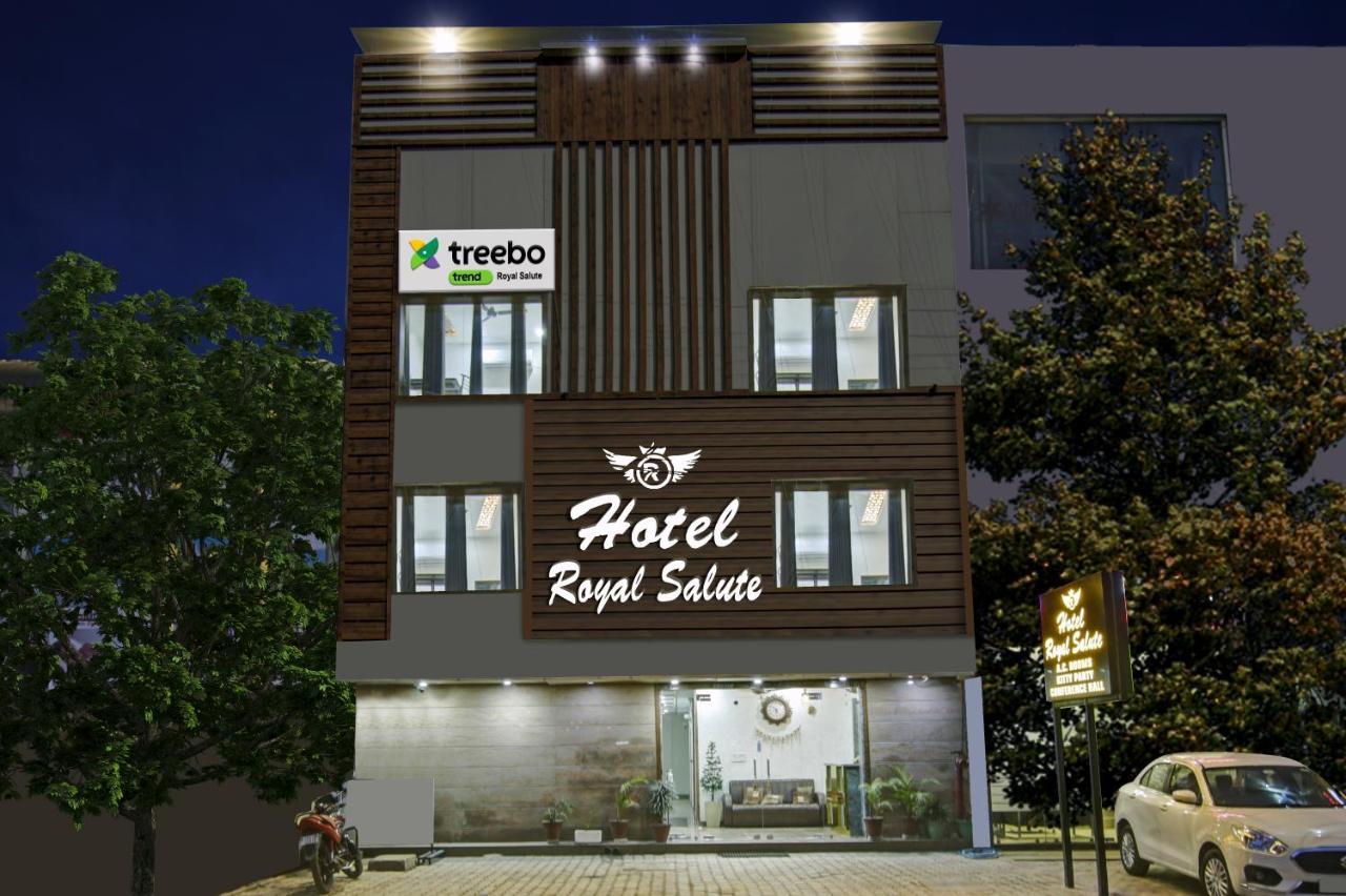 Treebo Royal Salute, Zirakpur Hotel Exterior photo
