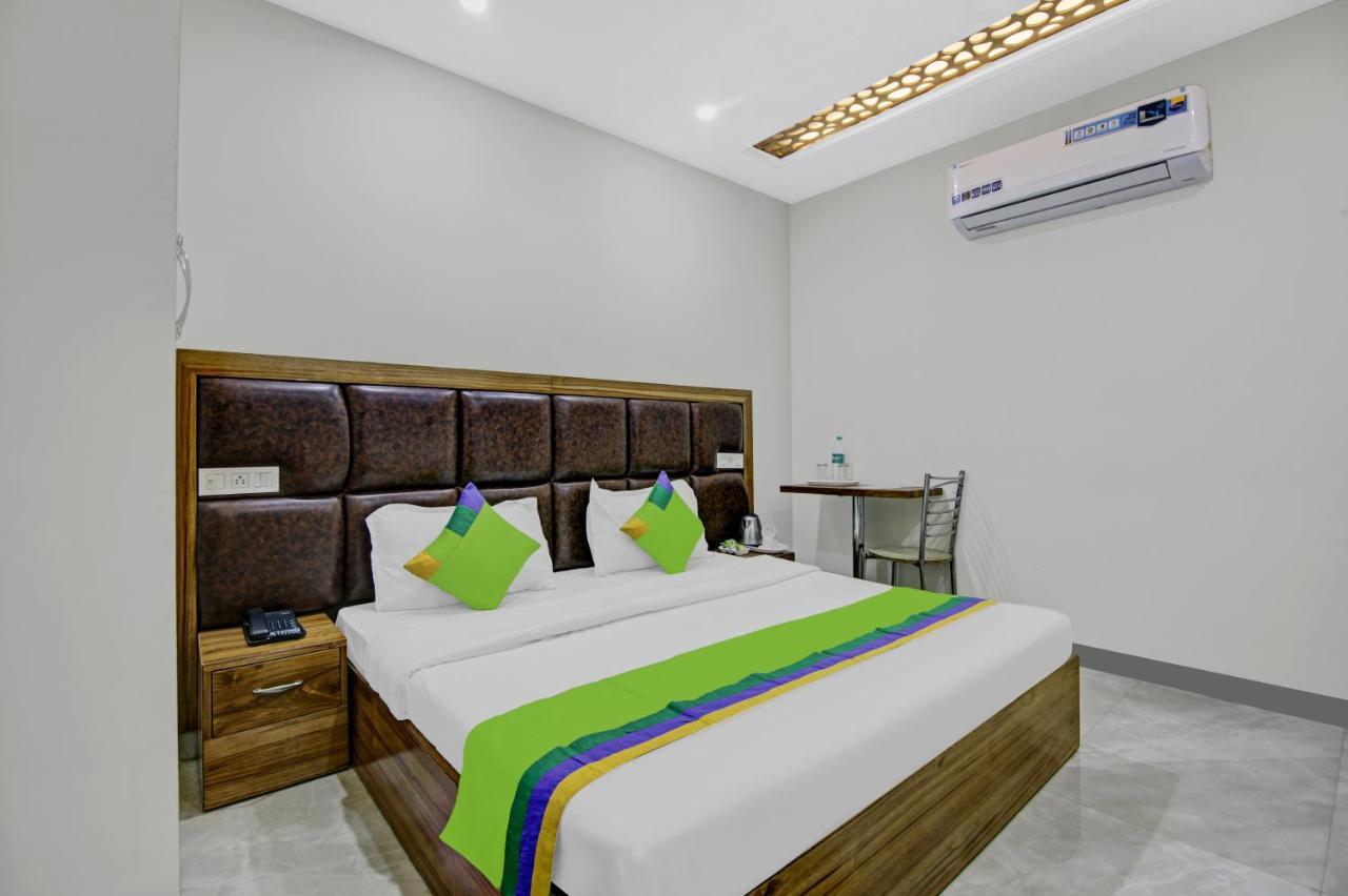 Treebo Royal Salute, Zirakpur Hotel Exterior photo